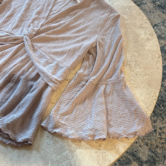 Maurice’s Large Elegant dusted purple Women's Top peplum style with bell sleeves - Picture 4 of 5